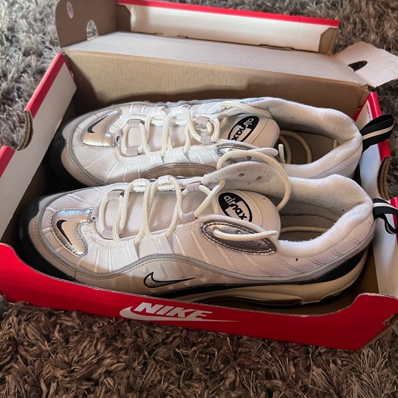 Woman’s Nike sneakers. - Picture 1 of 6